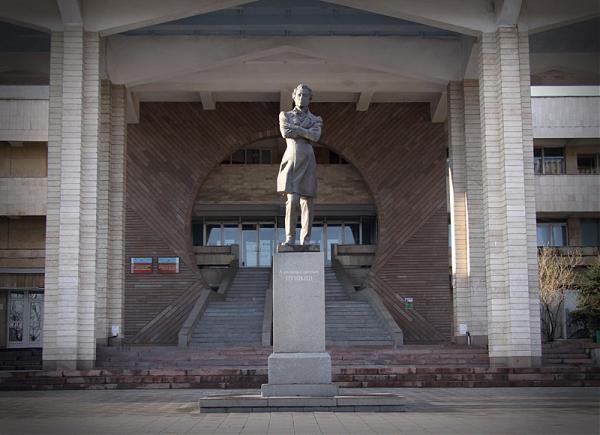 Памятник Пушкину Бишкек.jpg Памятник Пушкину Бишкек.jpg